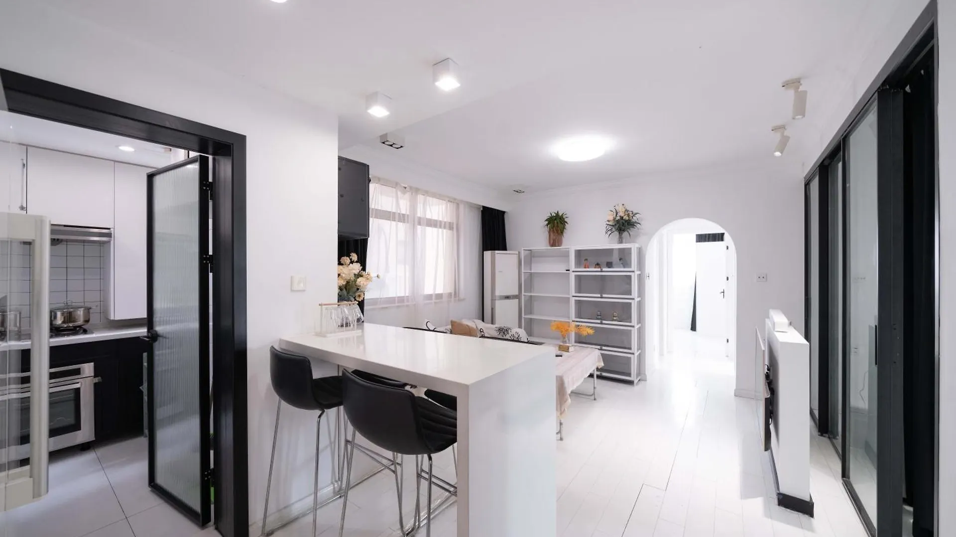 Cloudlike Serenity-Family Apartment In Central Shanghai