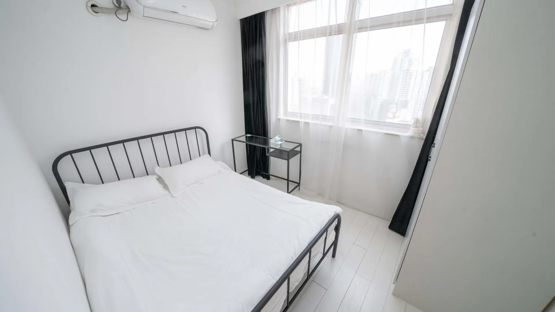 Cloudlike Serenity-Family Apartment In Central Shanghai