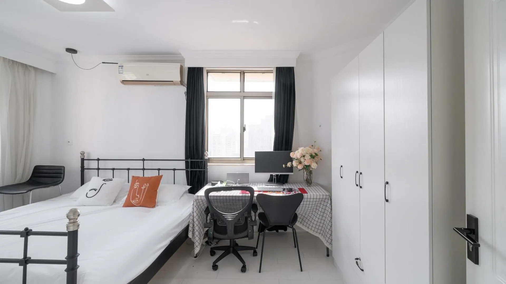 Cloudlike Serenity-Family Apartment In Central Shanghai