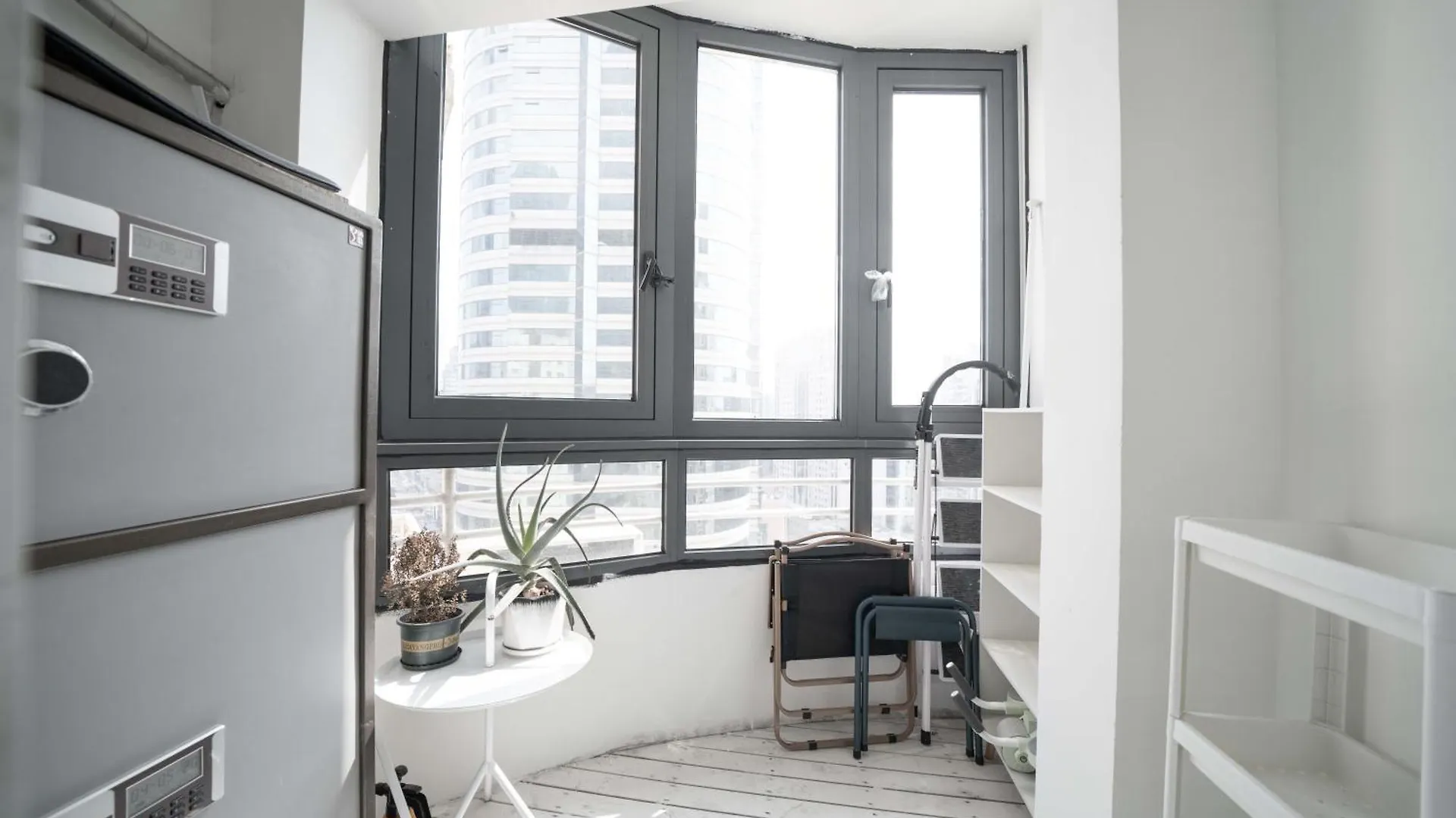 Cloudlike Serenity-Family Apartment In Central Shanghai China