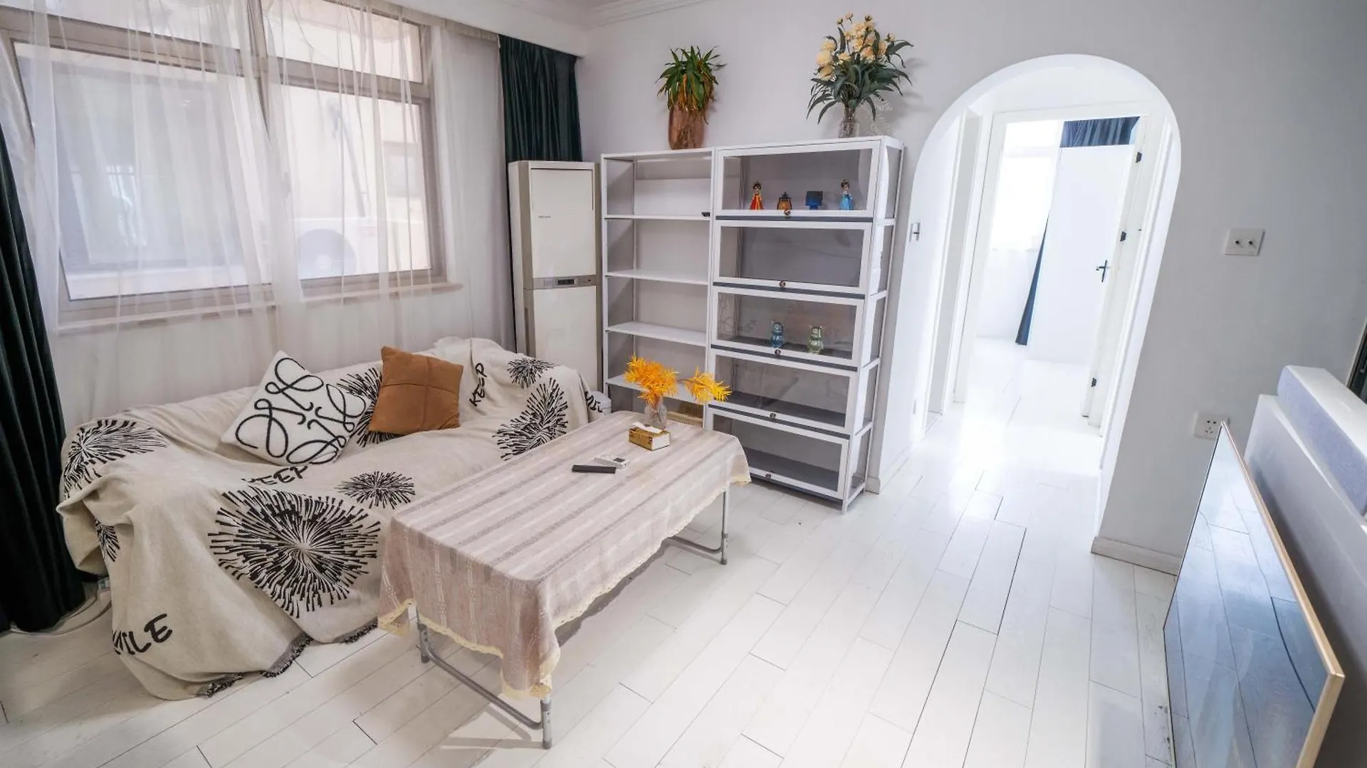 Cloudlike Serenity-Family Apartment In Central Shanghai